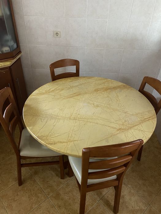 Mesa e 4 cadeiras (conjunto)