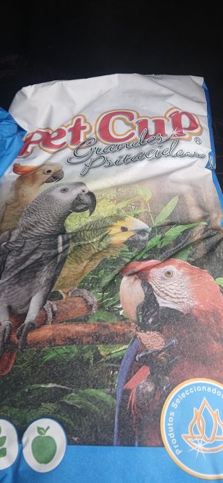 Sacas comida para papagaios