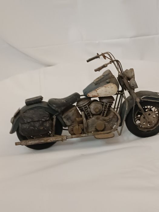 Brinquedo lata motorizada