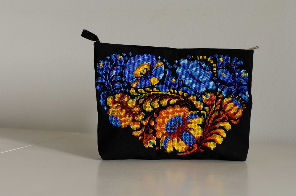 Стильна вишита бісером косметичка / сумочка