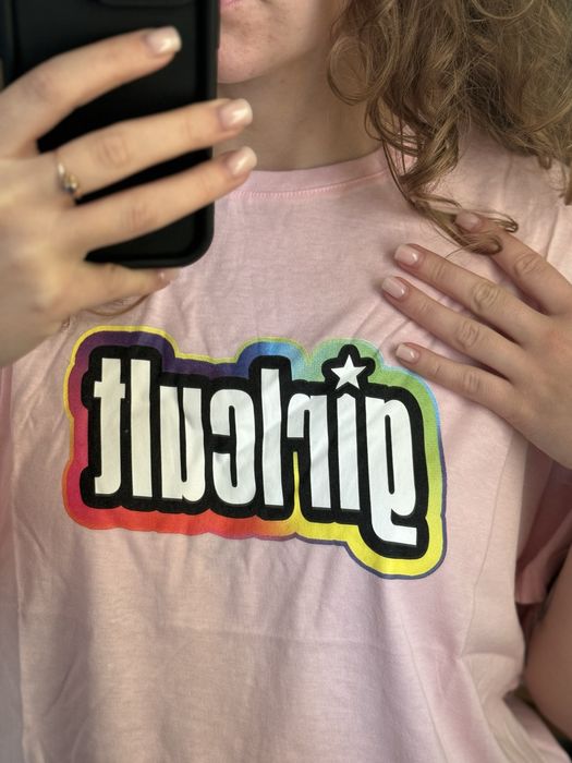 T-shirt pudrowy róż z nadrukiem girlcult