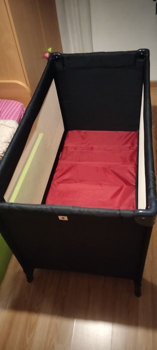 Berço de bebê e cama de viagem