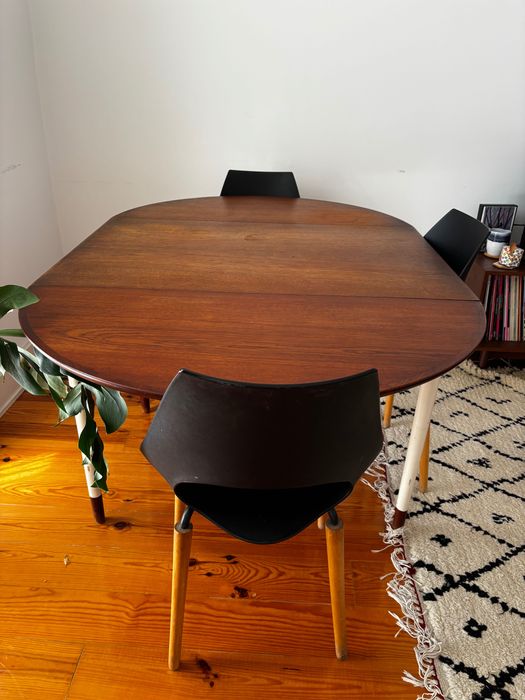Mesa de jantar extensível vintage em teca – anos 60. Vintage Scandinavian Teak Extending Dining Table – 1960s
