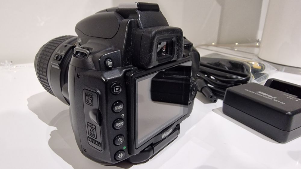 Nikon D5000 + Lente 18-55mm  + extras