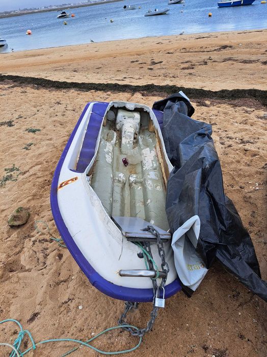 Barco auxiliar a remos