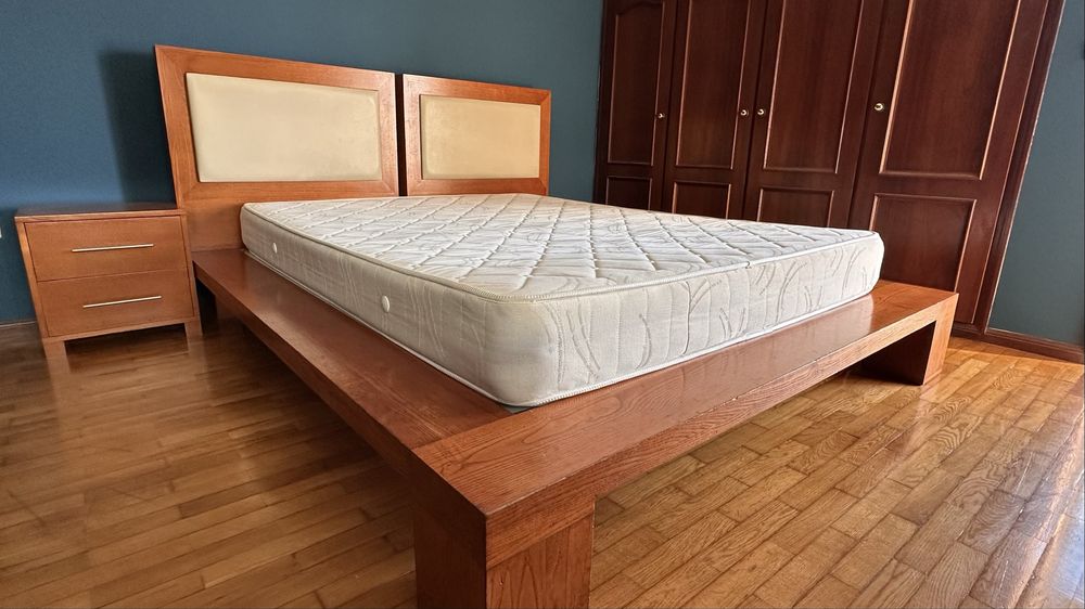 Cama de casal 160x200 + estrado + colchão + 2 mesas de cabeceira
