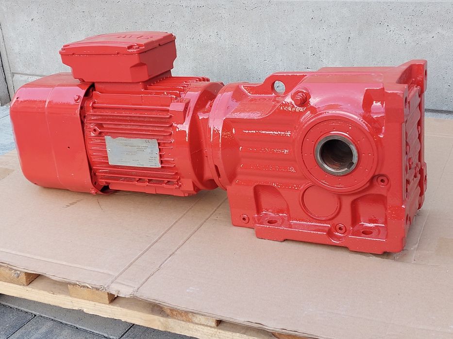 Motoreduktor kątowy 1.1kw.  24obr. z hamulcem.  SEW
