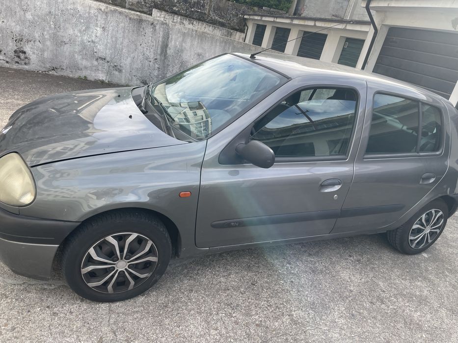 Renault Clio II 1.2 RN (5 Portas) – Ano 2000 | 215.000 km