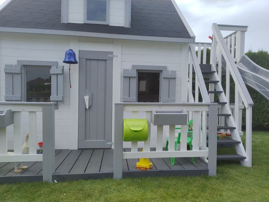 Plac zabaw domek z antresolą ślizg balkon huśtawka