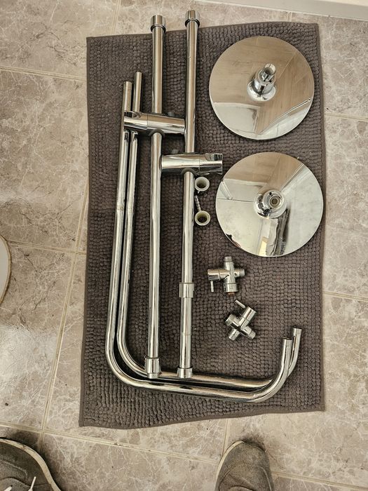 Conjunto de dois chuveiros com ligadores para mão de chuveiro.