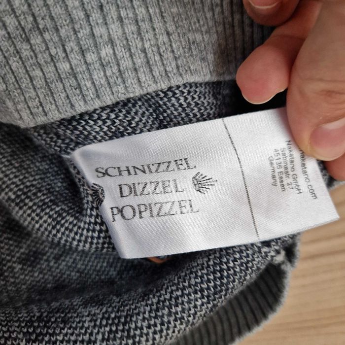 Oryginalny damski sweter z golfem Naked