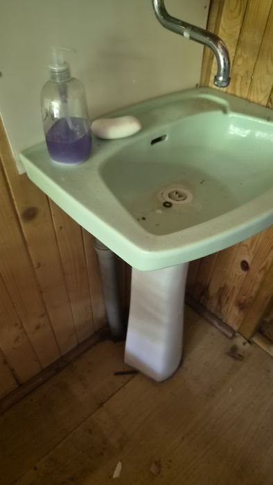 Oddam i umywalkę z kranem