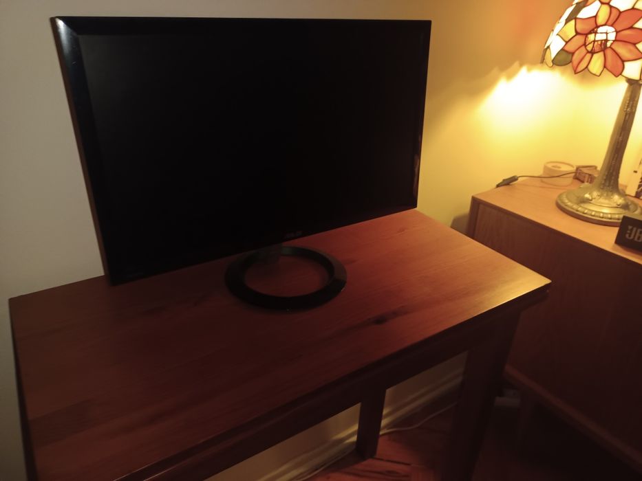 Monitor Asus. 24 polegadas. Em optimo estado, com coluna interna