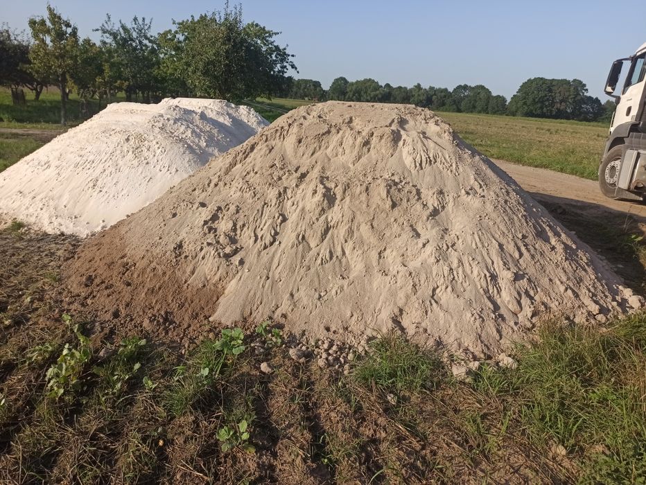 Pomiot kurzy z do wozem na pole