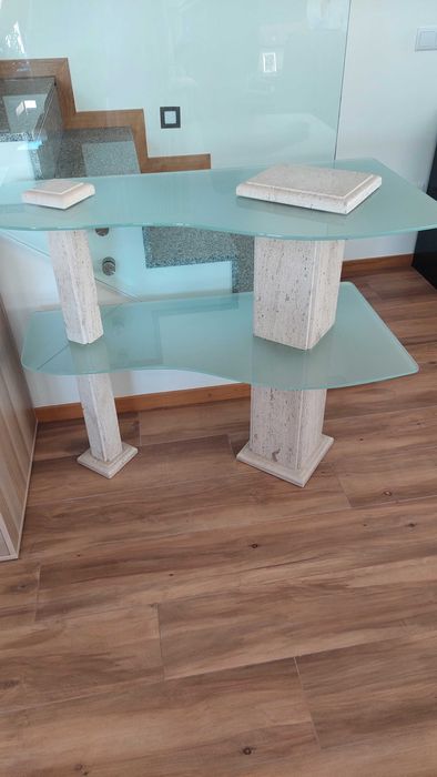 Movel em pedra e vidro