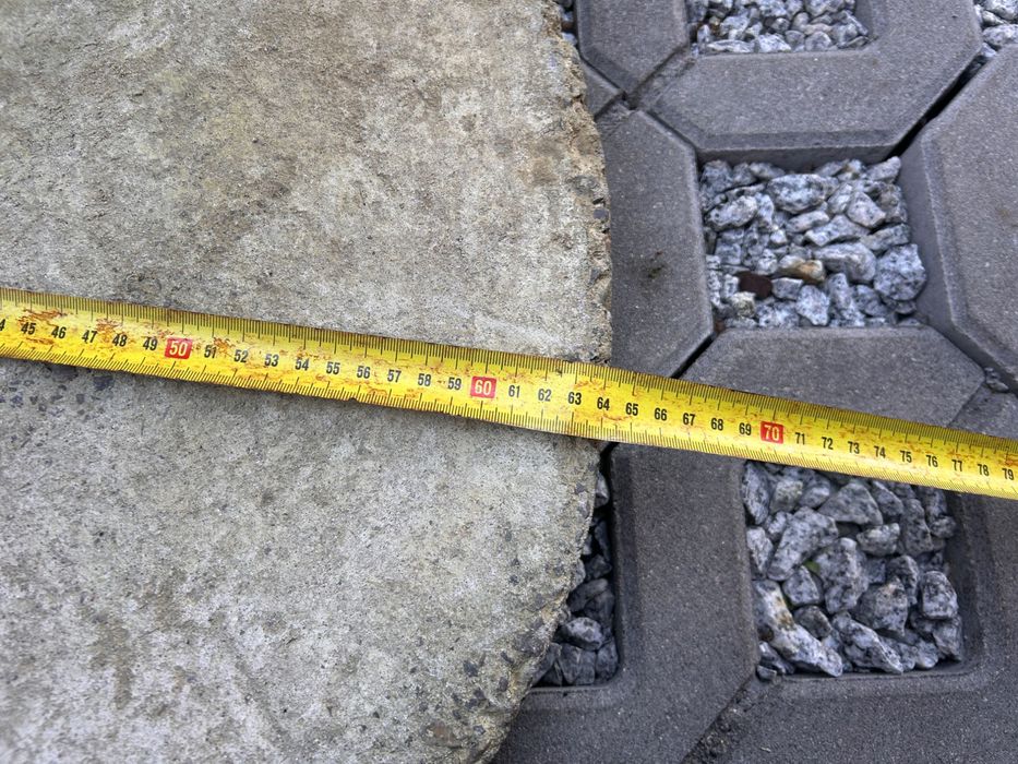 Oddam krąg betonowy nadstudzienny do pokrywy studni