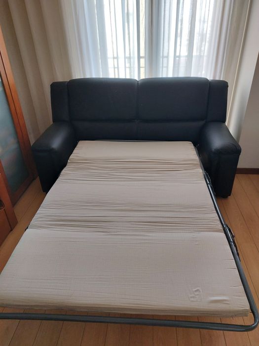Sofá cama de 2 lugares em preto