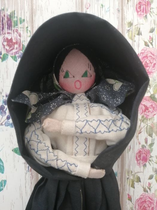 Boneca LE Velly, folclore dos Açores "A mulher de capote"