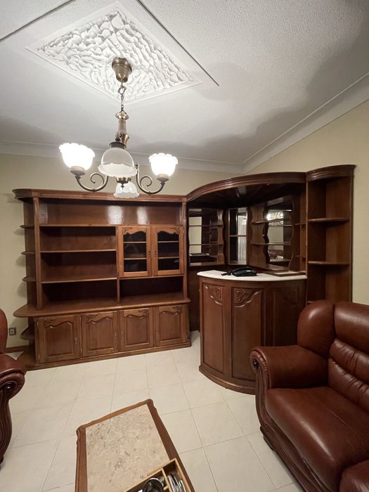 Vendo bar de canto com estante e 3 bancos altos