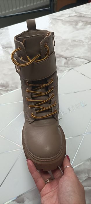 Продам взуття на дівчинку