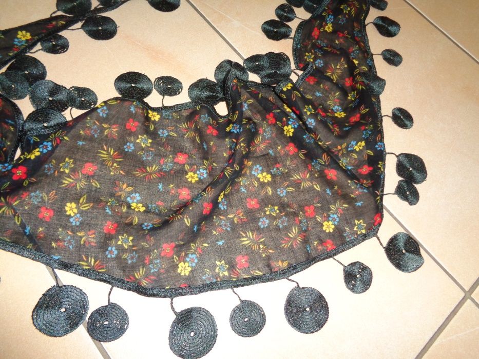 niepowtarzalna trójkątna owalna chusta apaszka z okrągłymi frędzlami