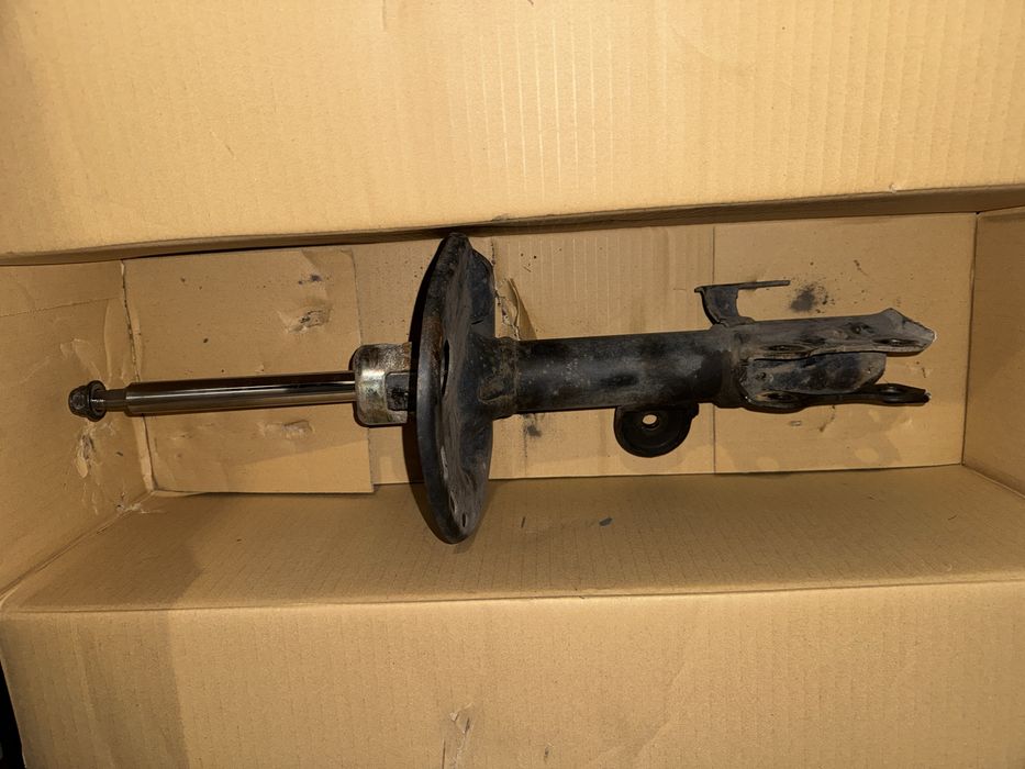 Продам стойки задние рав 4 ( 4 поколение ) 2017года