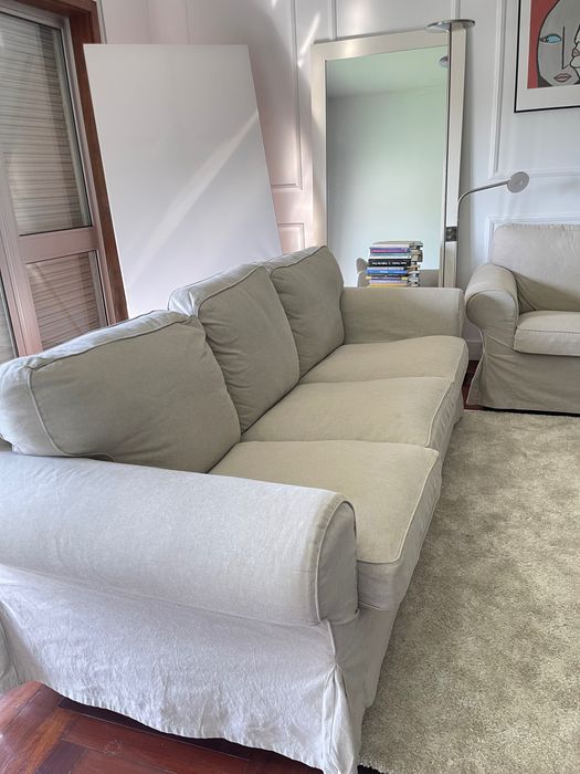 2 sofas, tapete e mesa de centro de 3 lugares