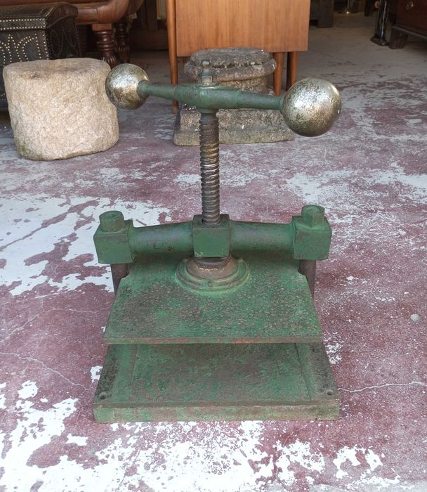 Antiga prensa de papel