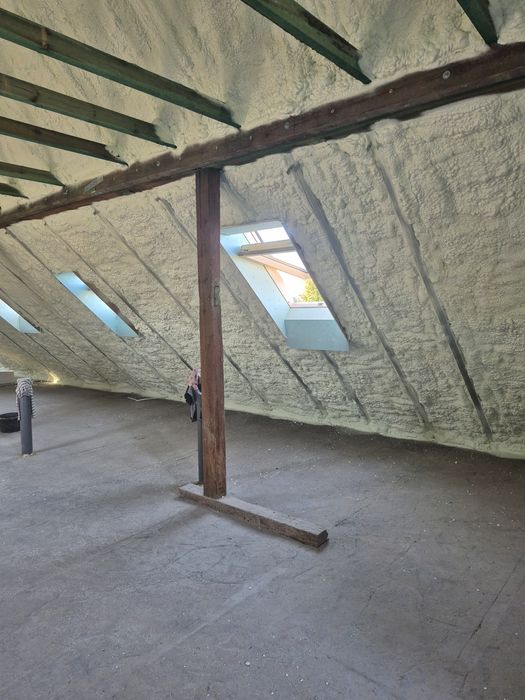 Ocieplanie pianką pur ocieplenie pianką poddasza dachy piana izolacja