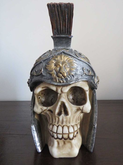 Estátua Caveira com Capacete Romano