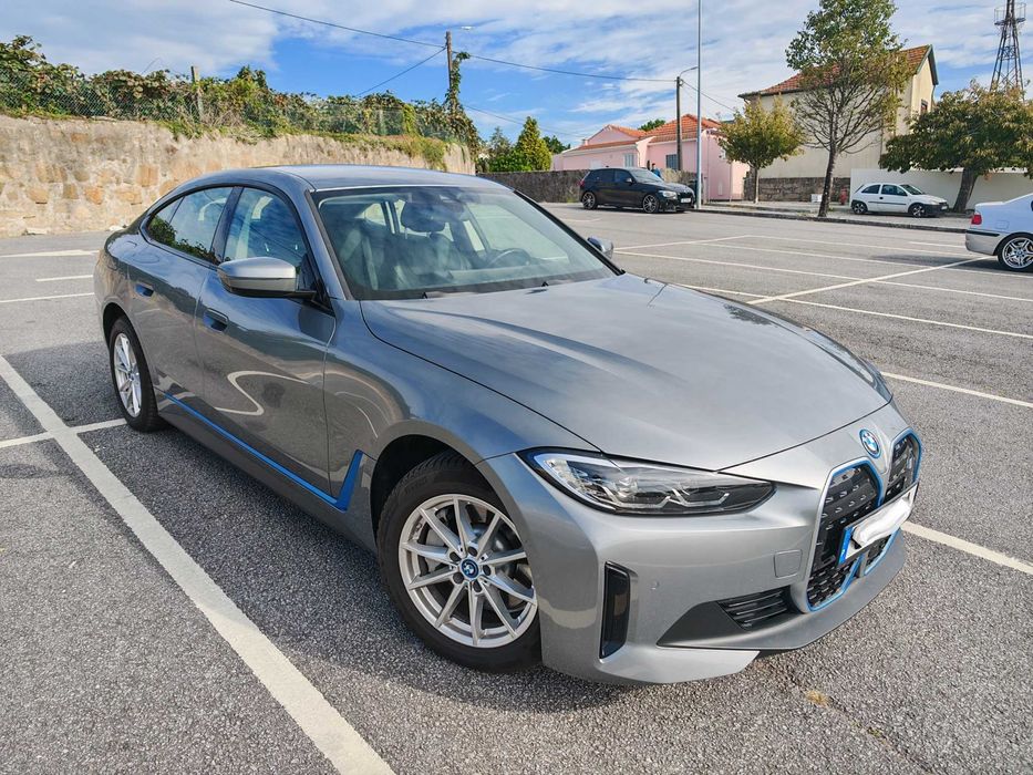 Viatura BMW i4 eDrive40 de Março/2023
