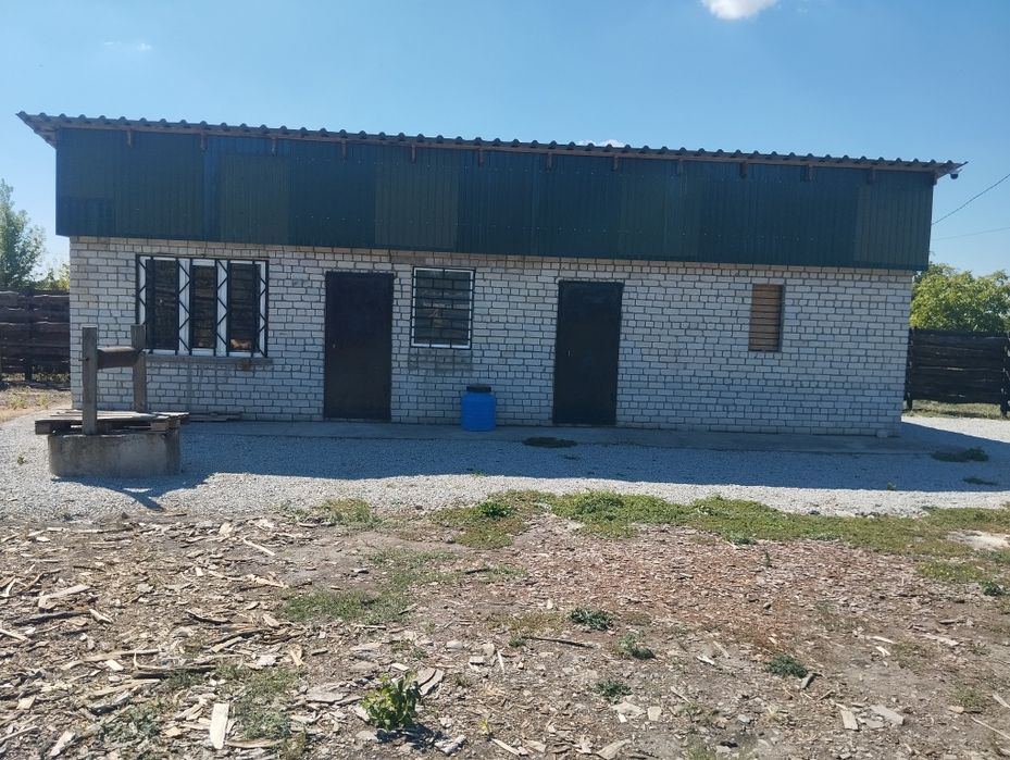 Гарна та велика земельна ділянка з забудовою