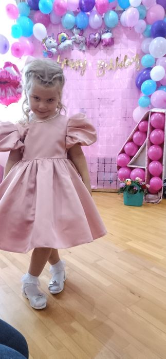 Сукня нарядна на дівчинку 3-4 роки(110 см)