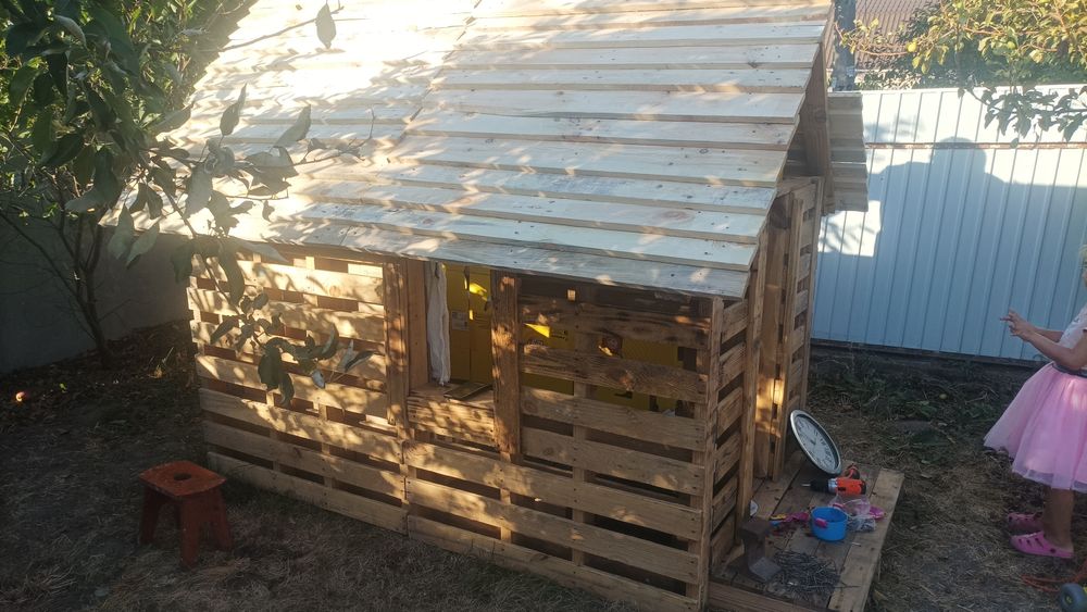 Будинок ,іграшковий будинок, будиночок на вулиці для дітей