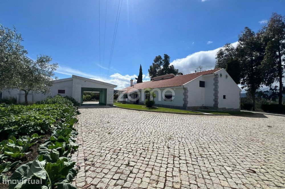 Moradia térrea com piscina