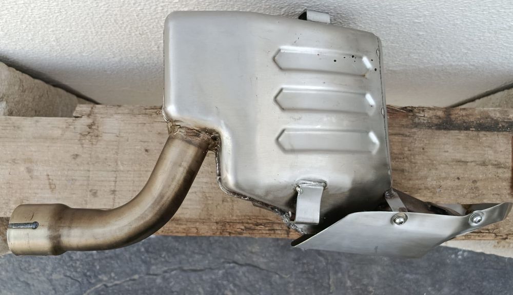Escape Benelli TRK 502 de origem