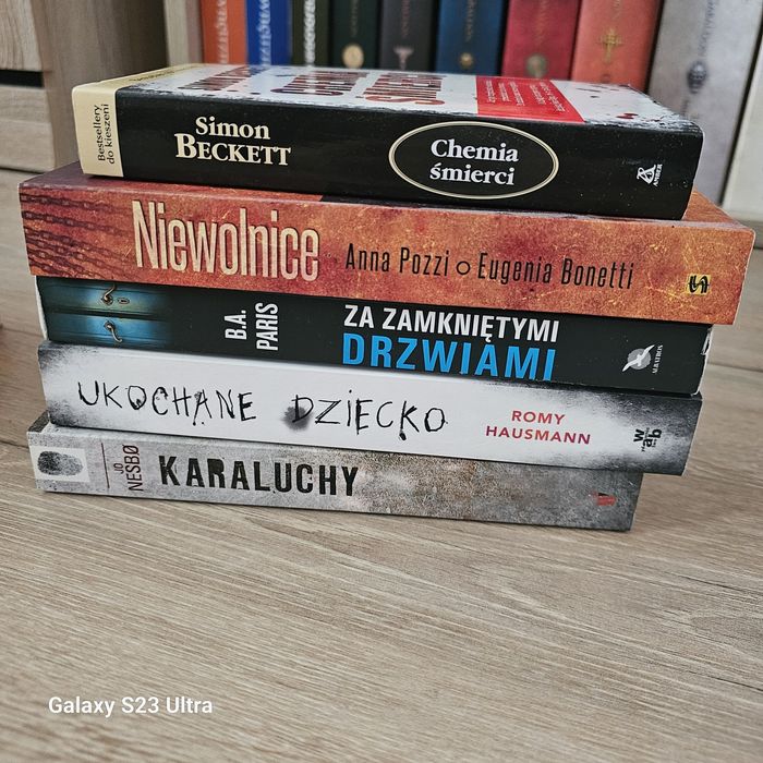 Karaluchy, Ukochane dziecko, za zamkniętymi drzwiami , niewolnice.