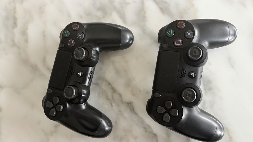 PlayStation 4 Slim 1TB – Modelo CUH-2116B – 2 Comandos