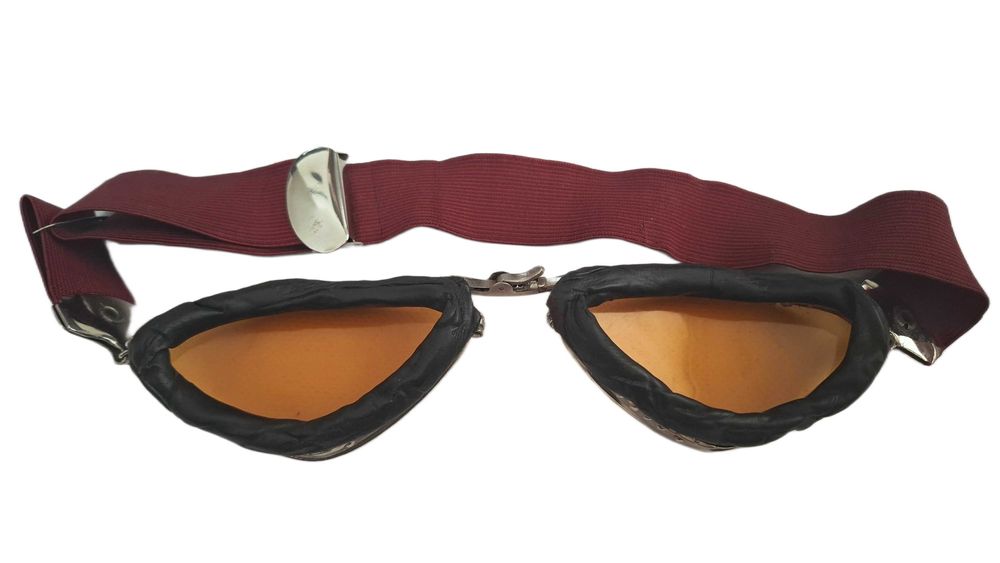 Przedwojenne gogle i spodnie motocyklowe.