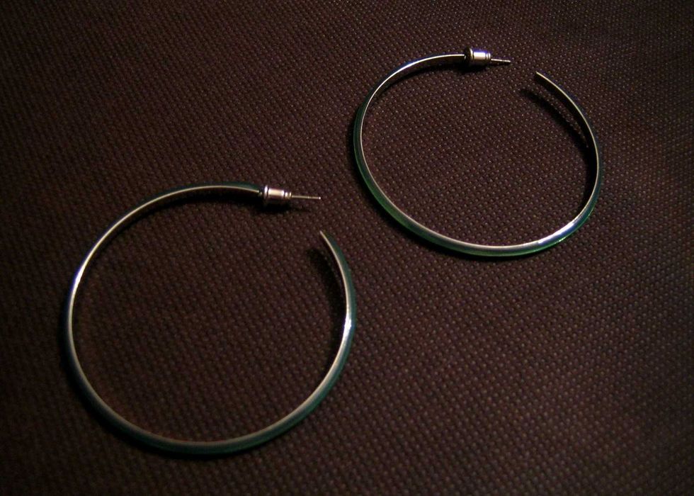 Brincos de Argolas em Azul Metálico