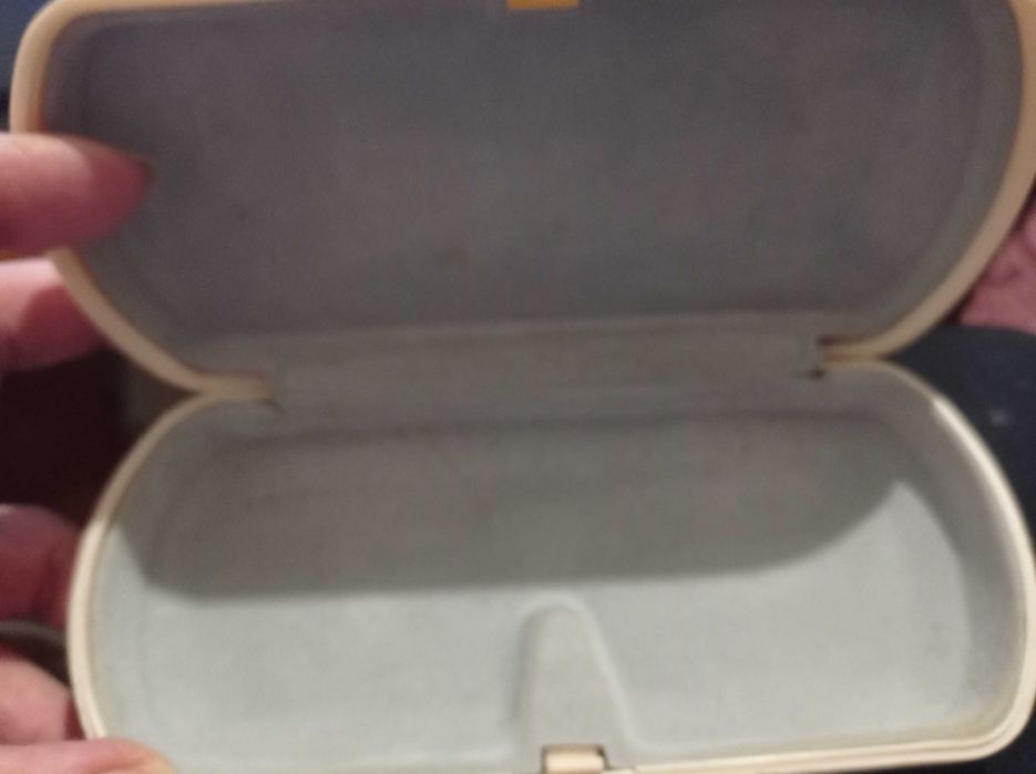 Футляри для окулярів різні