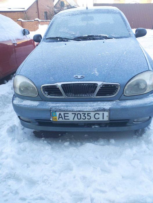 Ланос 1,5 польской сборки.
ГБО 2-го поколения, газ на вписан в техпаспорт..
Небольшой оригинальный пробег 137 тыс.км.
1 хозяин с автосалона.
На 100 тыс. км произведена замена сцепления.
На 120 тыс. км произведена замена ГРМ.
ЛЕД лампы в фарах.
Хорошая летняя резина.
По кузову есть недостатки.