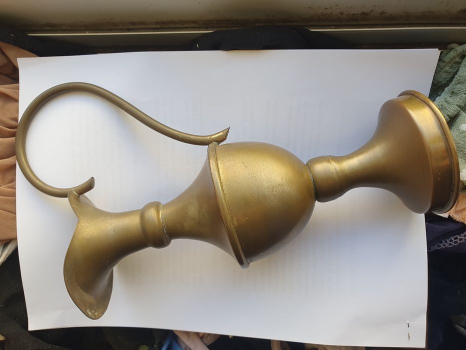 Vendo um jarro de latão