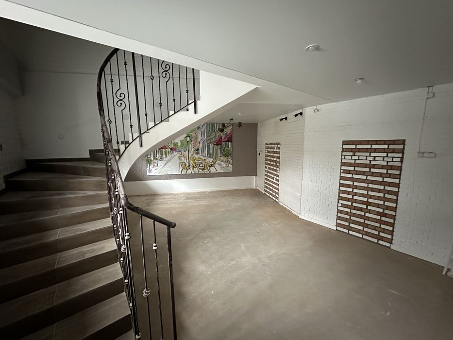 Продаж комерційного приміщення 85 метрів (1поверх+цоколь) центр міста