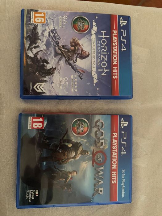 Playstation 4 - 500 GB + Horizon (Complete Edition) + God of War