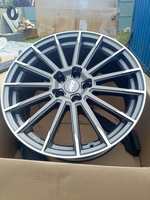 Nowe felgi aluminiowe Aez 5x114,3 et38 8,5jx19 Toyota honda