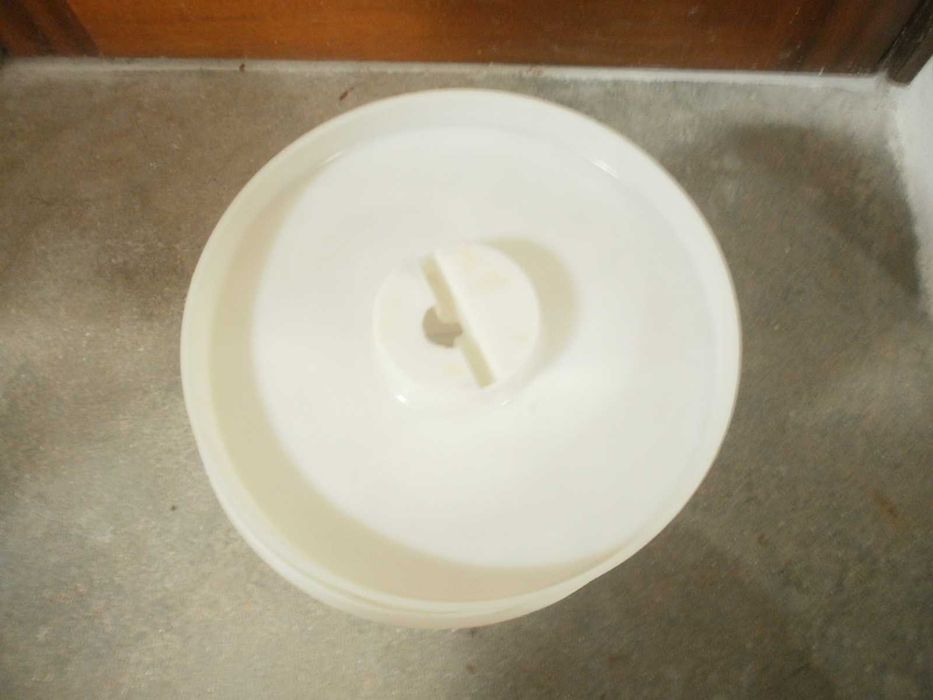 Caixa redonda em plástico