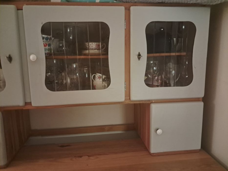 Kredens PRL po renowacji szary