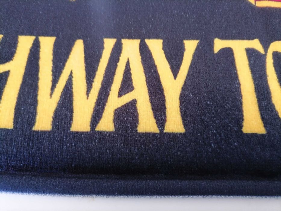 Tapetes AC/DC e Regresso ao Futuro Delorean