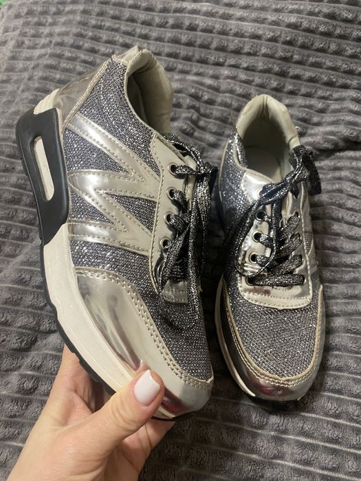 Блискучі кросівки на 36 розмір 23,5 см